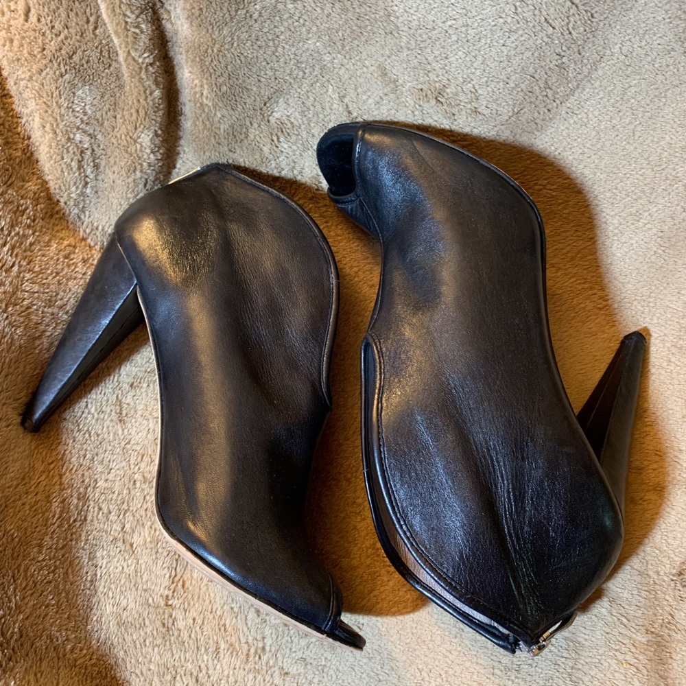 Vince Camuto VC- Amber Peep-Toe Booties